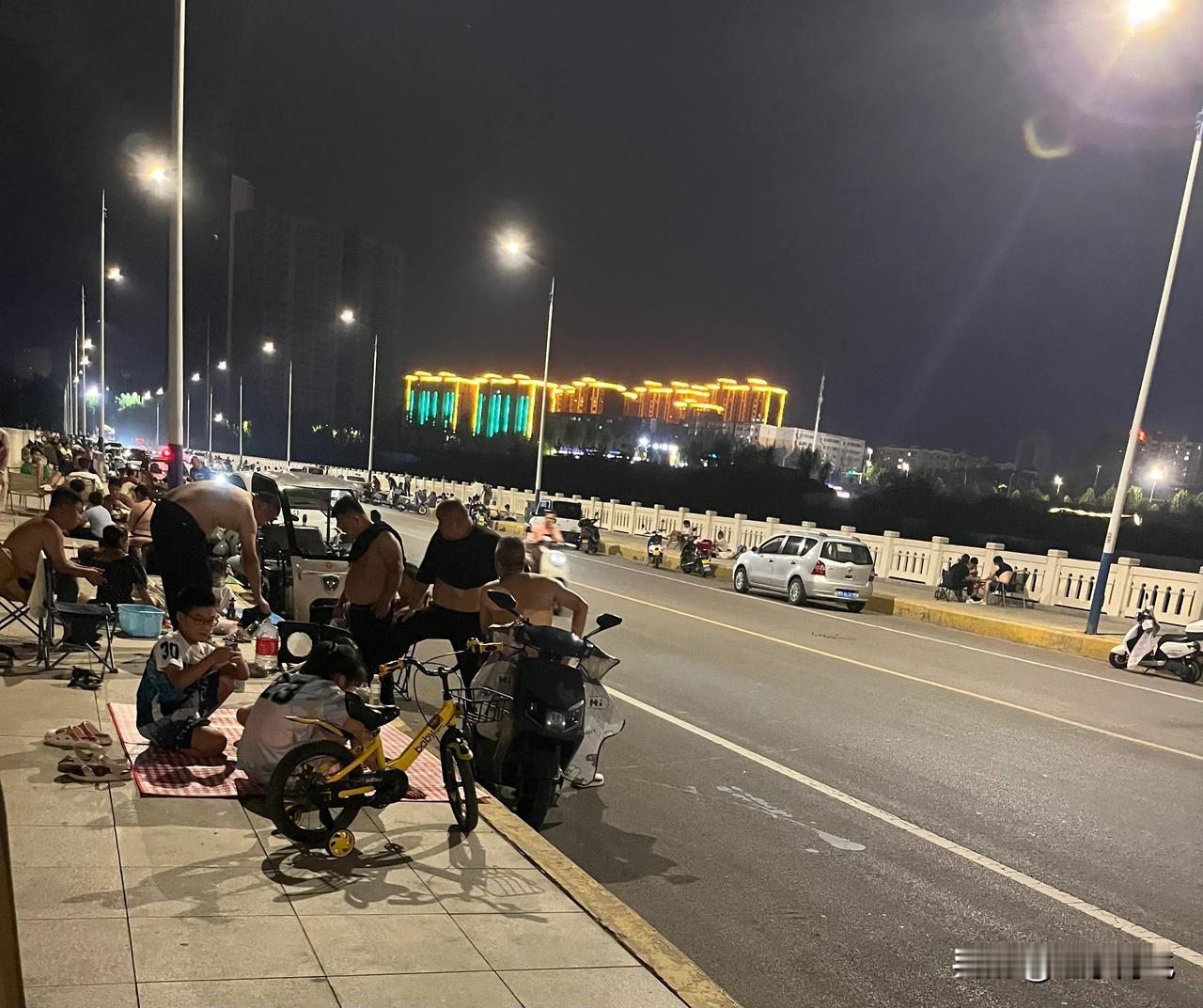 大家知道这是三门峡主城区的什么地方吗？这是一处大桥上，现在成为了市民们晚上烧烤的