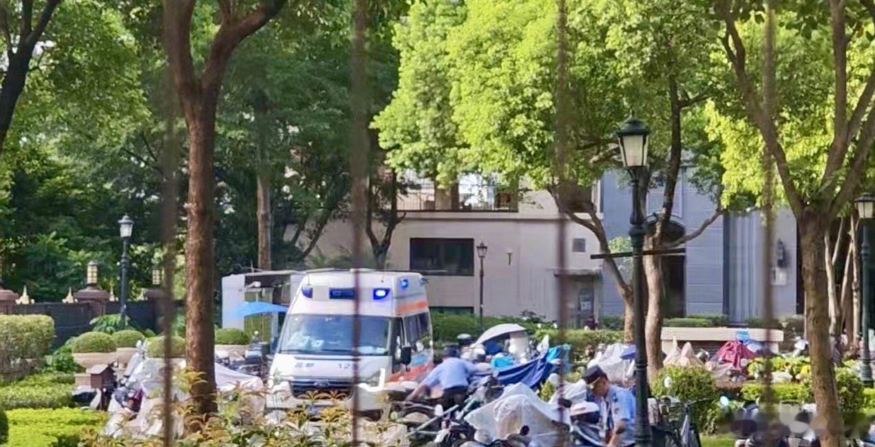 阎肃观察肃言肃语 【广州一小区整治电动车堵了救护车】广州一小区电动车围楼近日，广