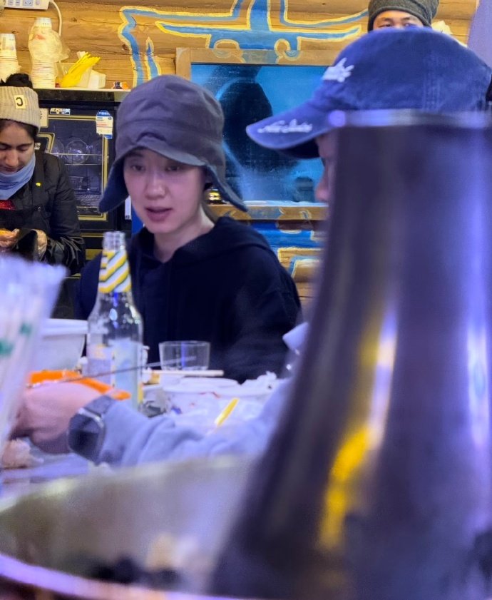 贾玲和张小斐新疆聚餐贾玲新疆活动结束后和张小斐聚餐 贾玲新疆活动结束后和张小斐聚