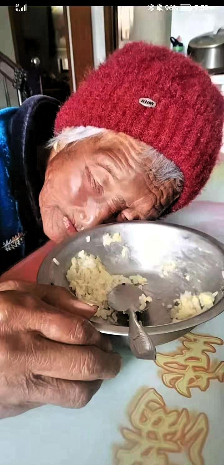 痛心！心痛如刀割。母亲正吃着饭，突然趴在桌子上，双目紧闭，不会吭声了，儿子急忙呼