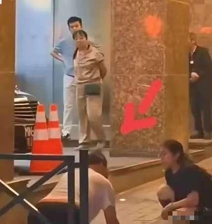 澳门赌场最近发生了让人头皮发麻的事！41岁内地男子罗某输光50万元积蓄后，竟对刚