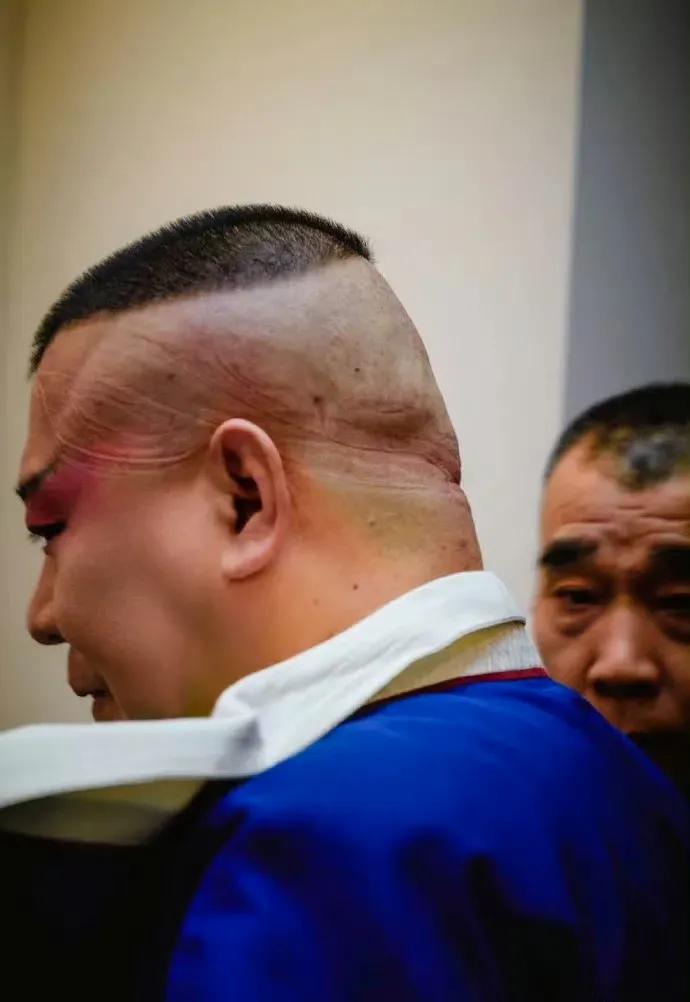 老郭放着挣钱的相声不继续大赚特赚，反而遭这老罪去唱远不如相声市场的京剧，无他，京