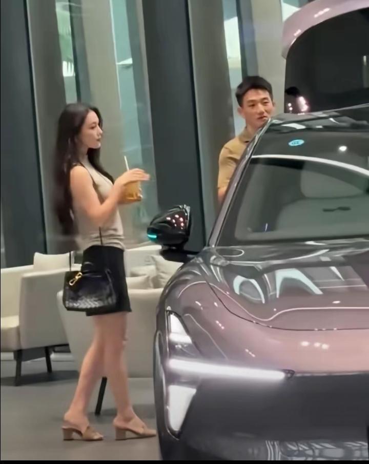 何捷娶了个大明星做老婆真是偷着乐了，老婆张馨予陪他到广州看新车，虽然不是很昂贵的