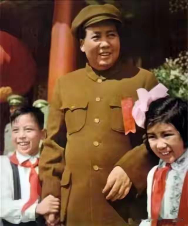 不止是称呼，他是刻在国人骨血里的精神信仰
 
如今总有人随意言谈，可对毛主席的敬
