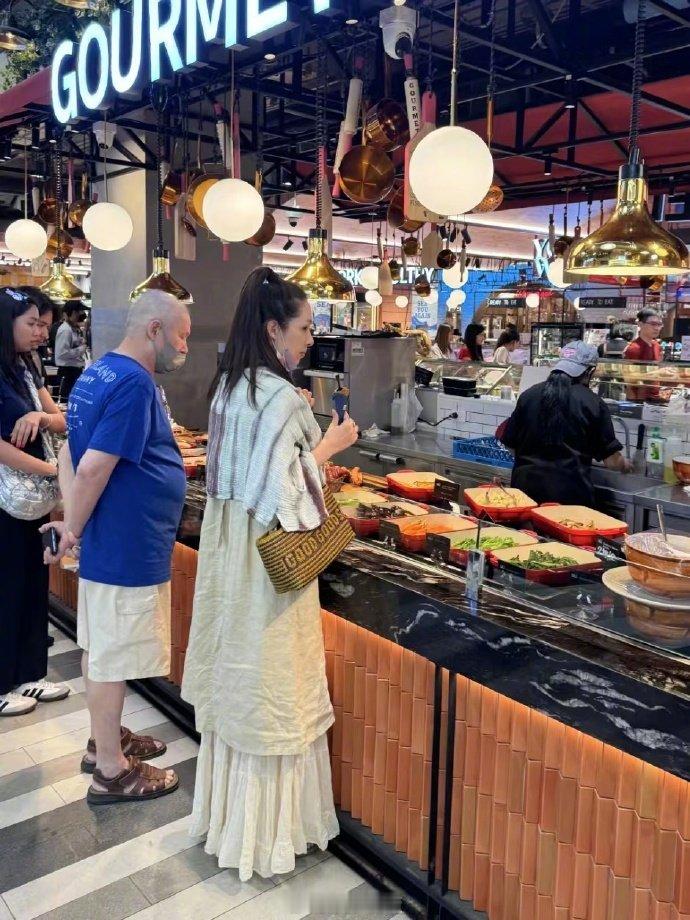 #曼谷偶遇郭碧婷# 有网友在泰国曼谷偶遇郭碧婷和爸爸一起逛商场 ​​​