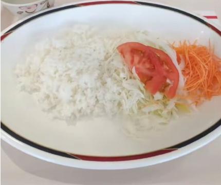 日本大学食堂给孩子们准备的饭菜，19元，蛮划算。
不过，这量也太少了，连一两米饭