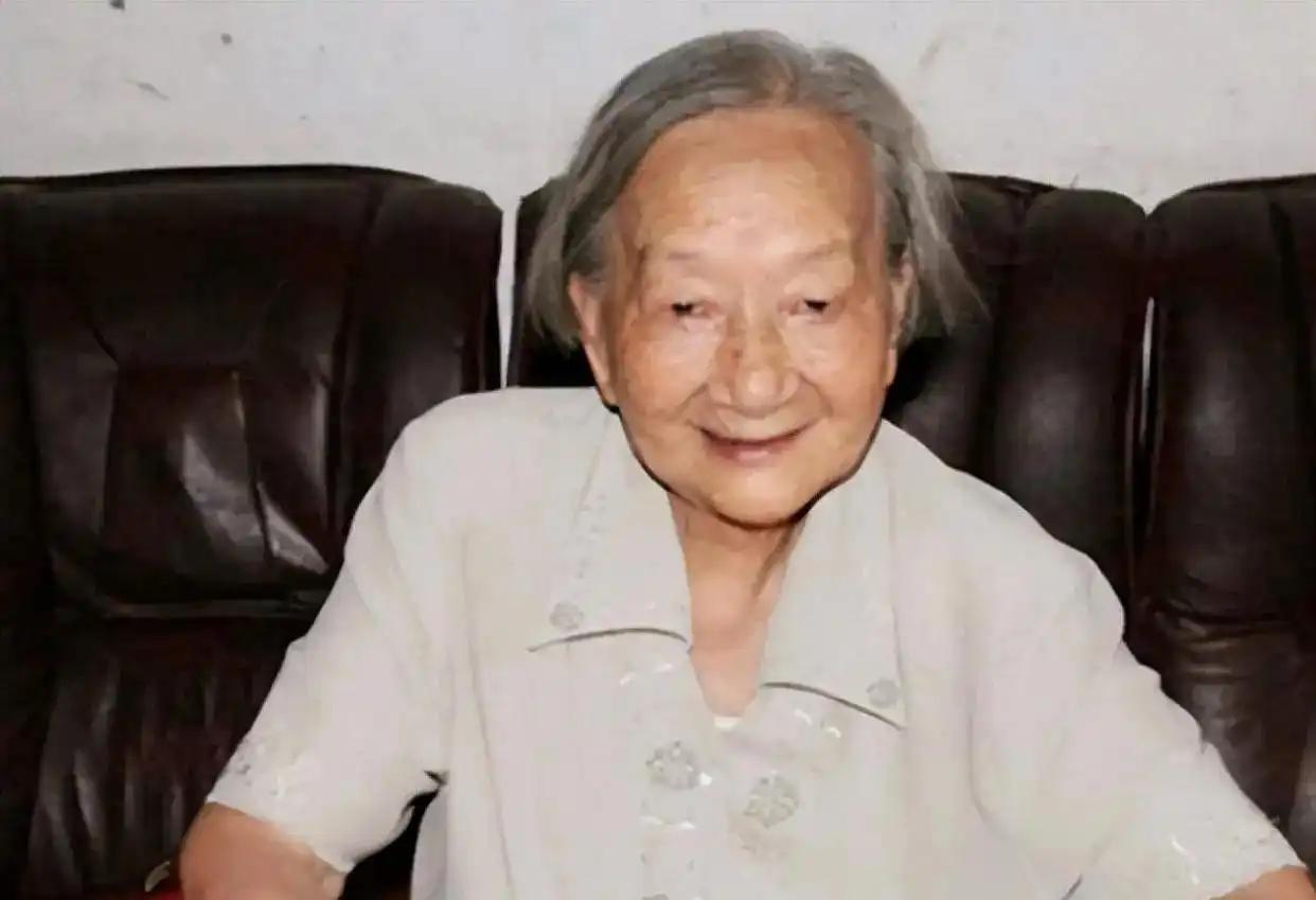 1962年朱德来到江西，得知昔日的女红军王泉媛还在乡下务农，十分感慨：不能让功臣