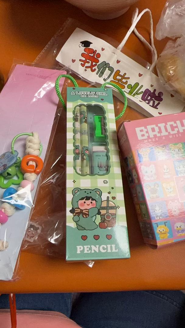 幼儿园班主任给孩子们准备的礼物，我们休假一个月回来，老师给放被褥里的，三年半幼儿