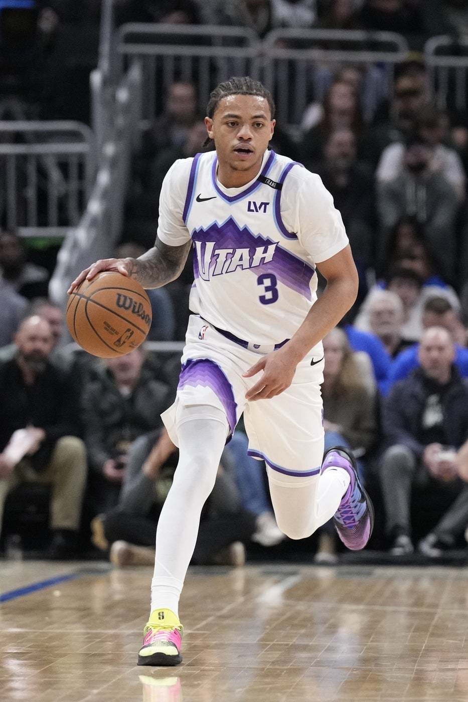 摆了摆了爵士后卫乔治右腿筋拉伤，两周后复查。 