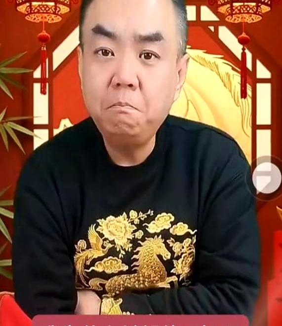 昨晚看直播，张伯鑫的一番话，直接给我整笑了。
这位相声界的老江湖，突然对着镜头表
