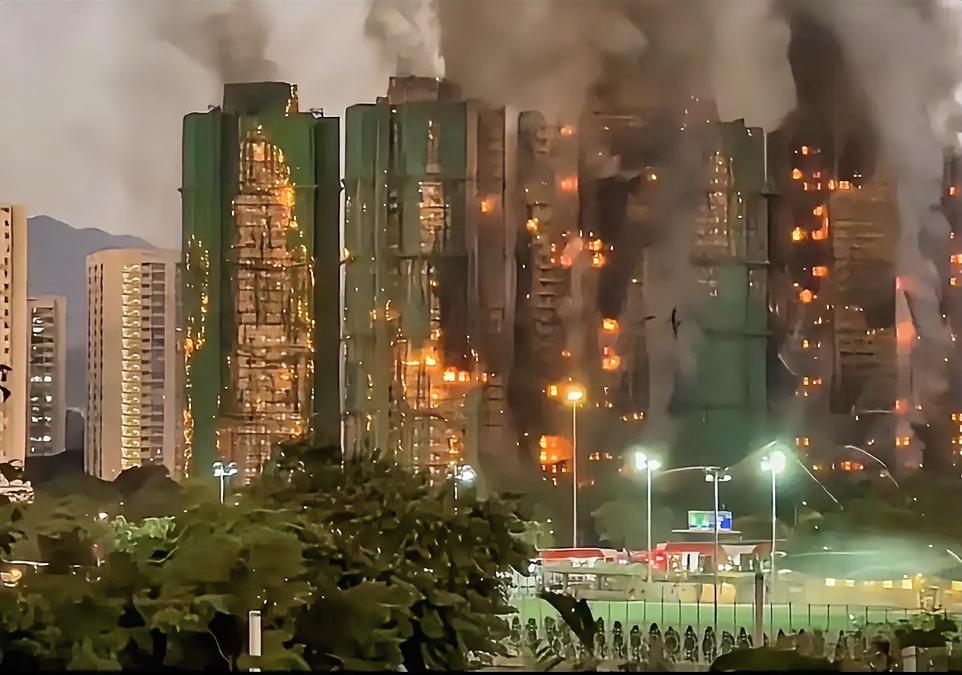 香港大埔宏福苑大火，
一烧就是八栋，
楼盘太密集了，
救火根本来不及。
如果是在