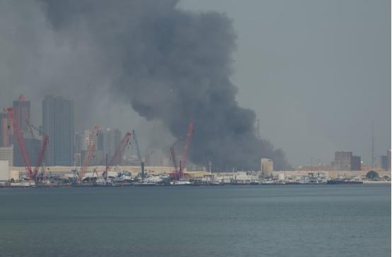 伊朗这波打击真打出实效！美国第五舰队核心基地被炸瘫，海军最高长官亲口承认短期内回