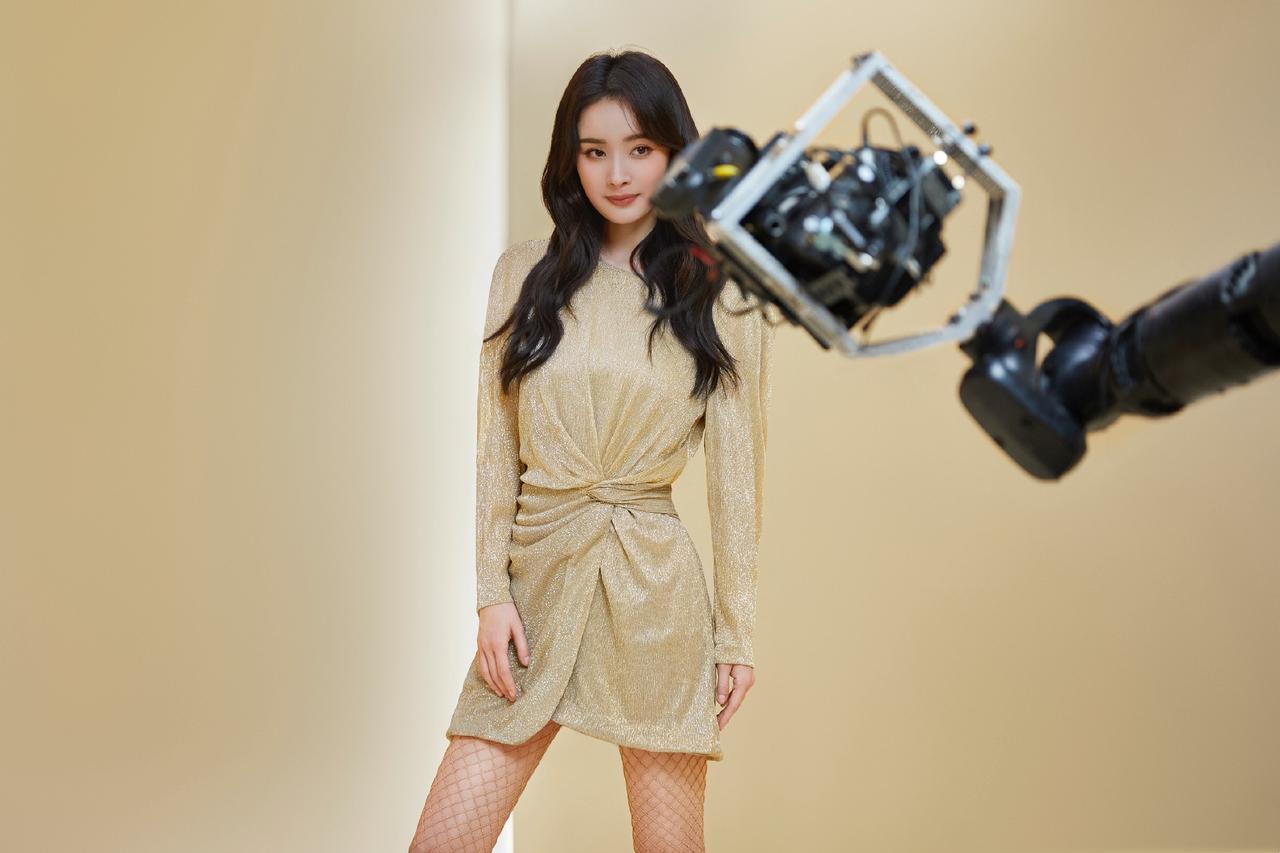杨幂：代言美腿合集，心动的感觉