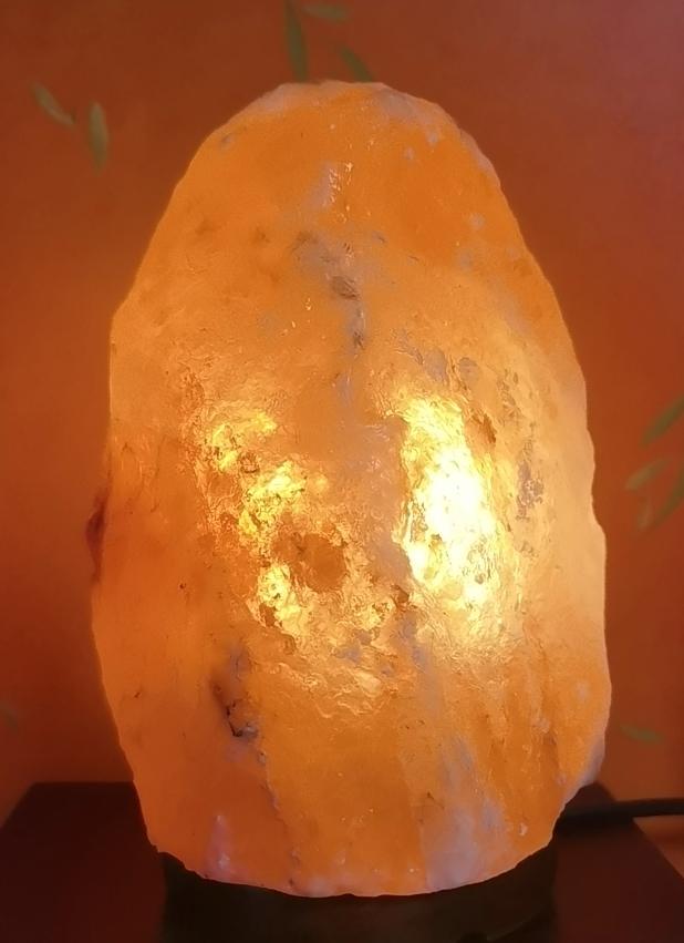 他不珍惜我，我又何必在意他后不后悔？
做自己的灯，黑暗不重要了。