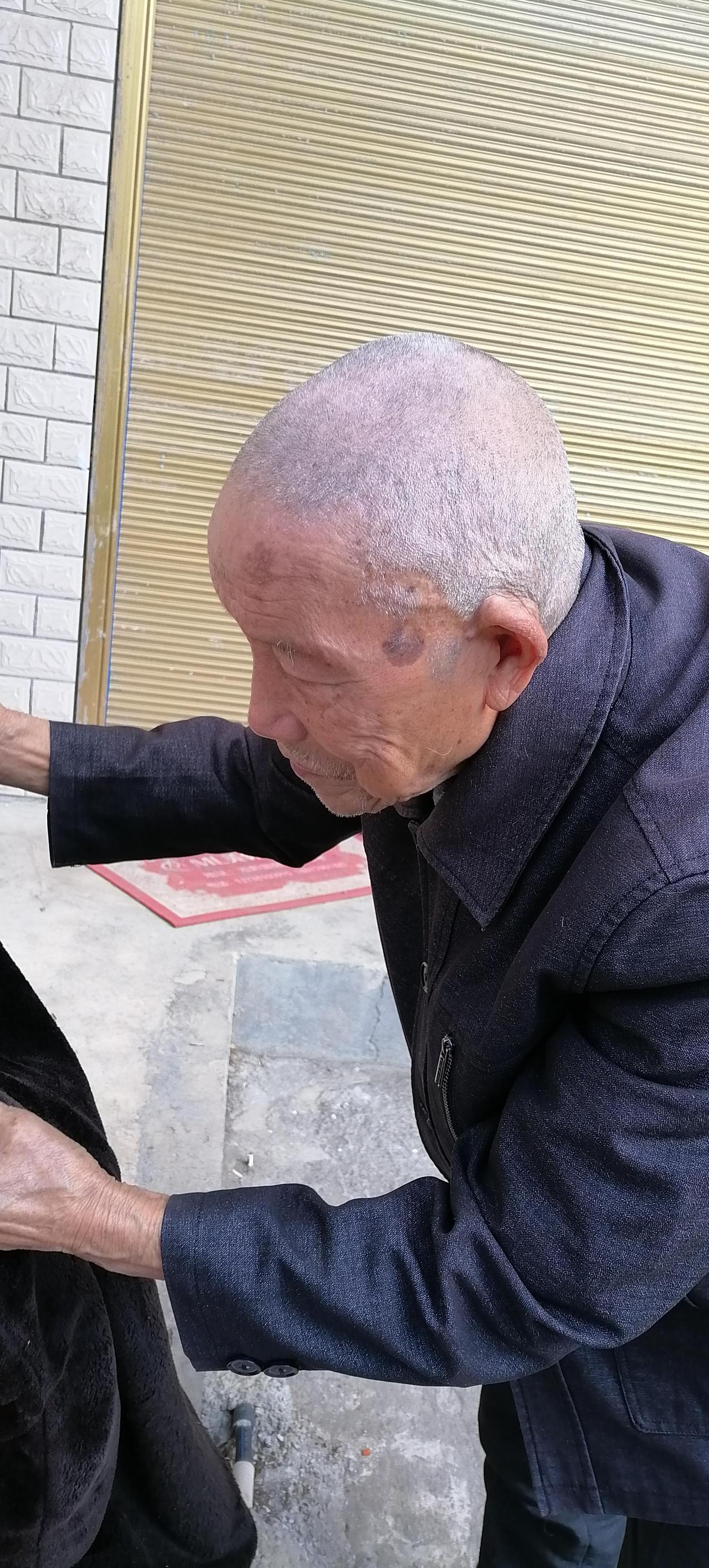 湖北十堰，丈夫刚过世，儿媳为了独占190平的大房子，竟把90岁的老公公告上法庭。
