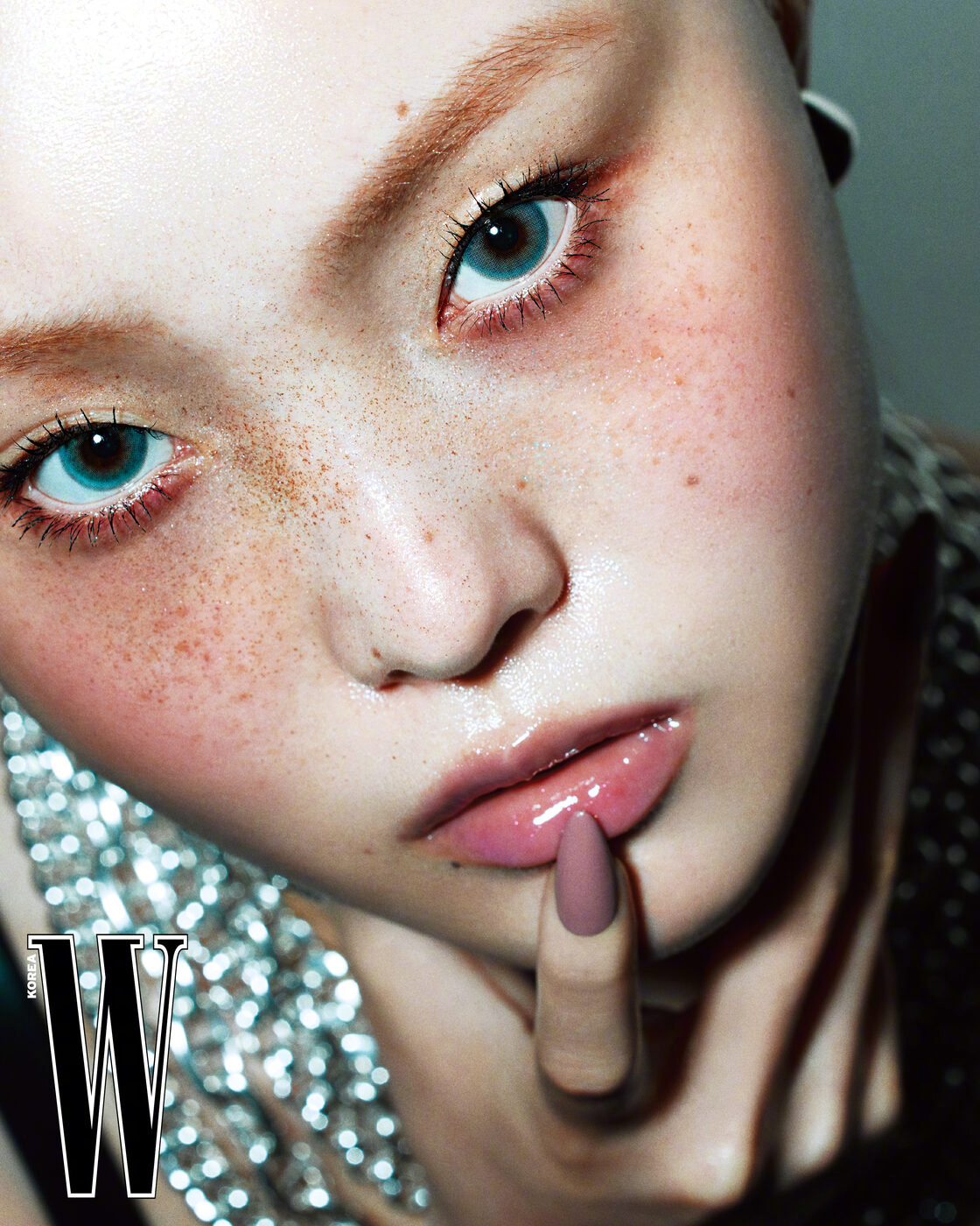 W Korea 十二月刊美妆画报，紫粉/橘色系的冬日妆容。🧡💗💜 