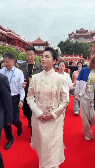 刘涛，又出席妈祖诞辰活动！
 
5月9号，刘涛冲上了热搜，原因是她又去福建出席妈