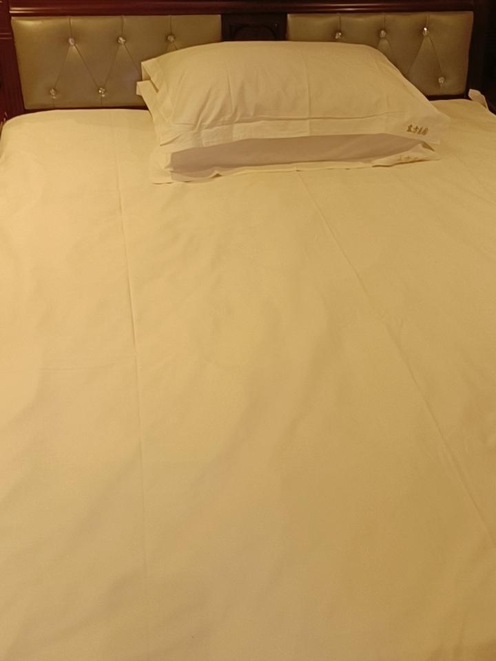 上联：酒里忧愁少，请高手对下联梦中欢乐多！各位友友们，感觉这个对联对的怎么样呀？