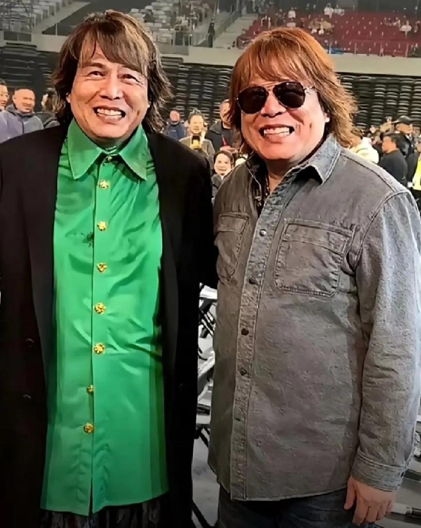 伍佰演唱会惊现高仿版“四百五”，全场观众傻眼！  
伍佰演唱会遇“镜子成精”，本