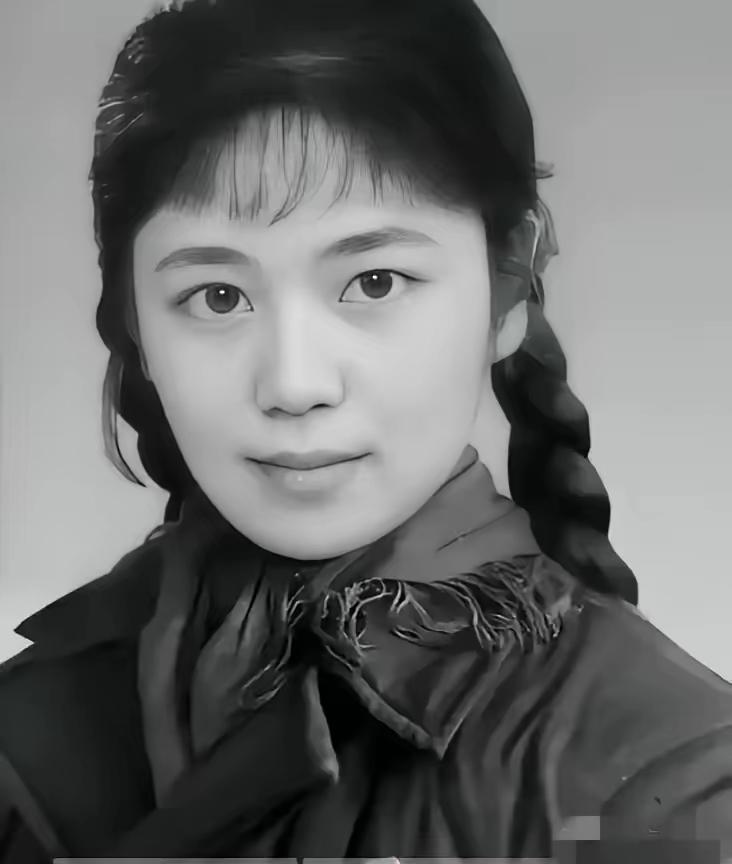 1977年，知青于文娟返城，恋人跟着列车狂奔，她抹着泪，大喊道：“别追了，我们不