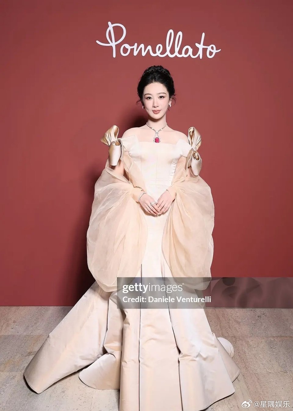 杨紫的头怎么这么大。。。还是肩太窄了 