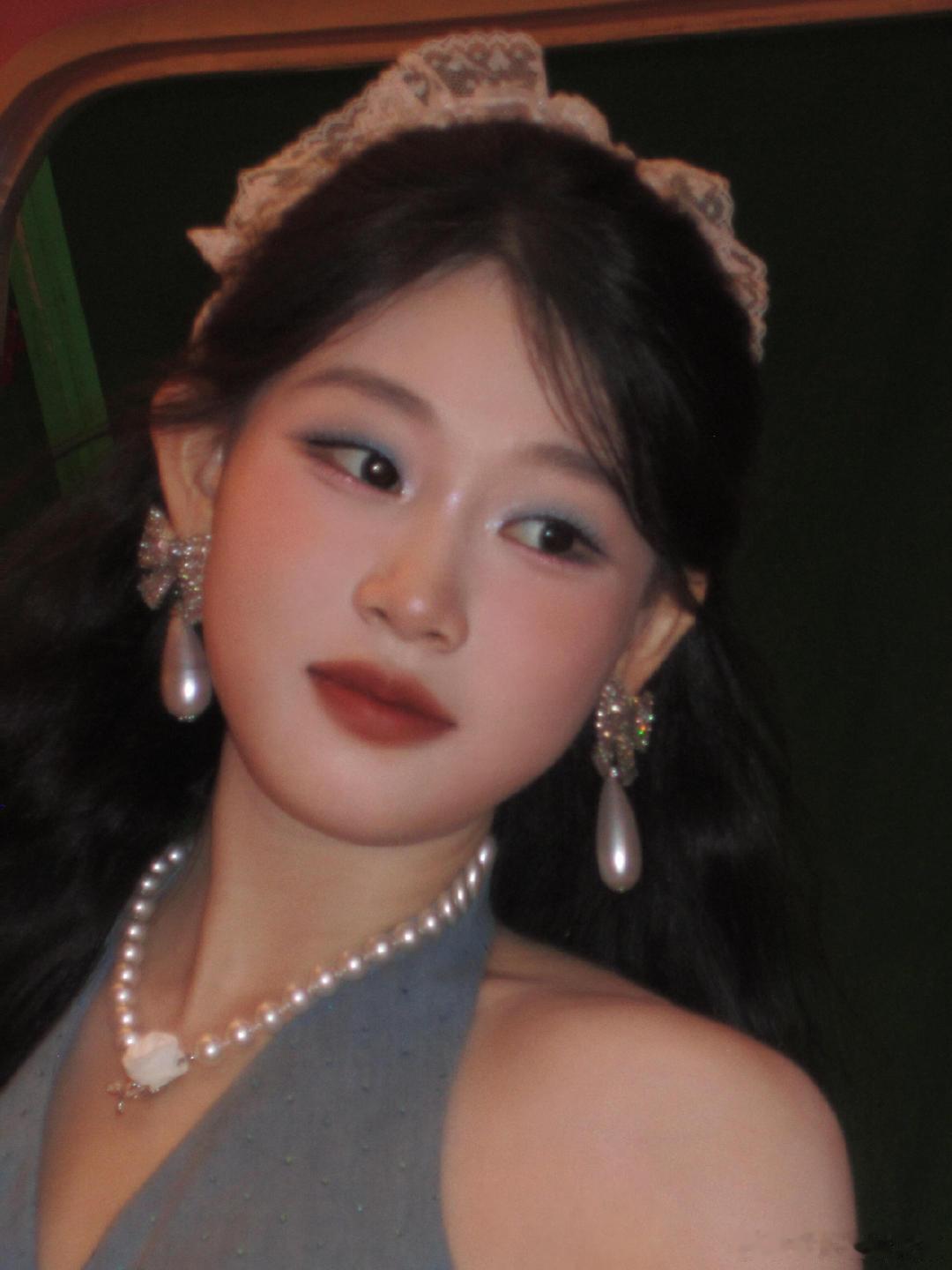 王亚飞给沈佳润化的三个妆容王亚飞给沈佳润打造的三款粉蓝甜心妆，脸型太好看了。王亚