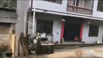 把房子建在水边，或是建在山脚下，都不是很科学的，一旦遇到发大水，一旦遇到地质灾害