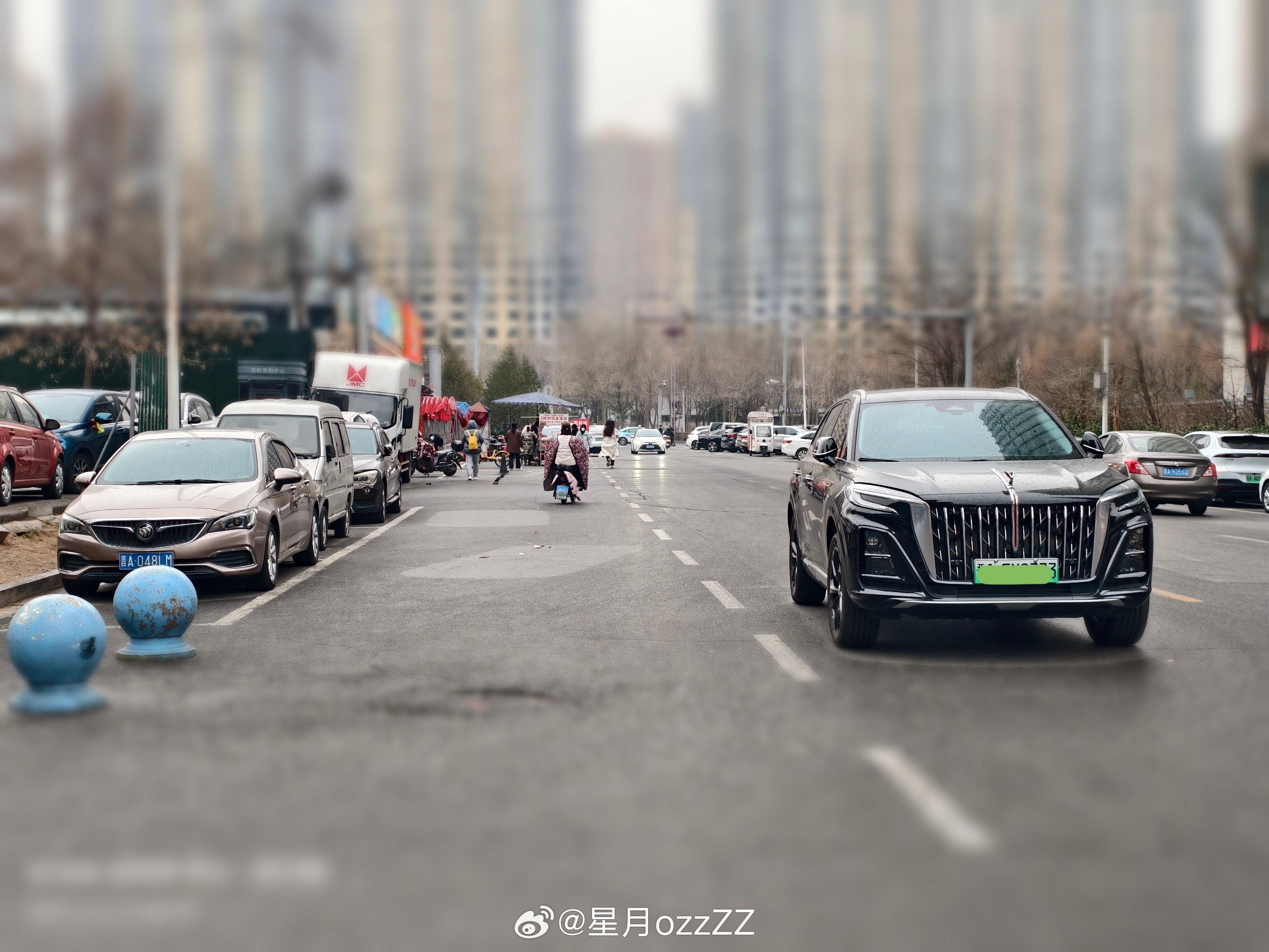 来过太原的朋友都会被本地乱停车的现象给震惊到。看图1 一定以为这台黑色的SUV在