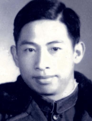 如果你在1958年的某个冬夜，撞见一个知识分子模样的人，正躲在西北荒漠的破仓库里