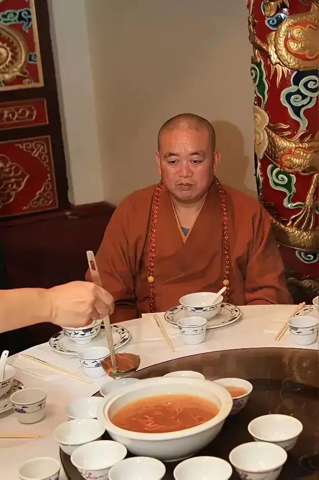 释大师少见的吃饭画面，总体给人感觉比较简单清淡，不像一些视频里，有些僧人大摆一桌