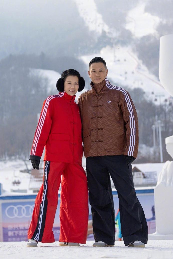 胡杏儿晒一家五口滑雪照圣诞节在中国香港属于法定节假日。近日，TVB视后胡杏儿带着