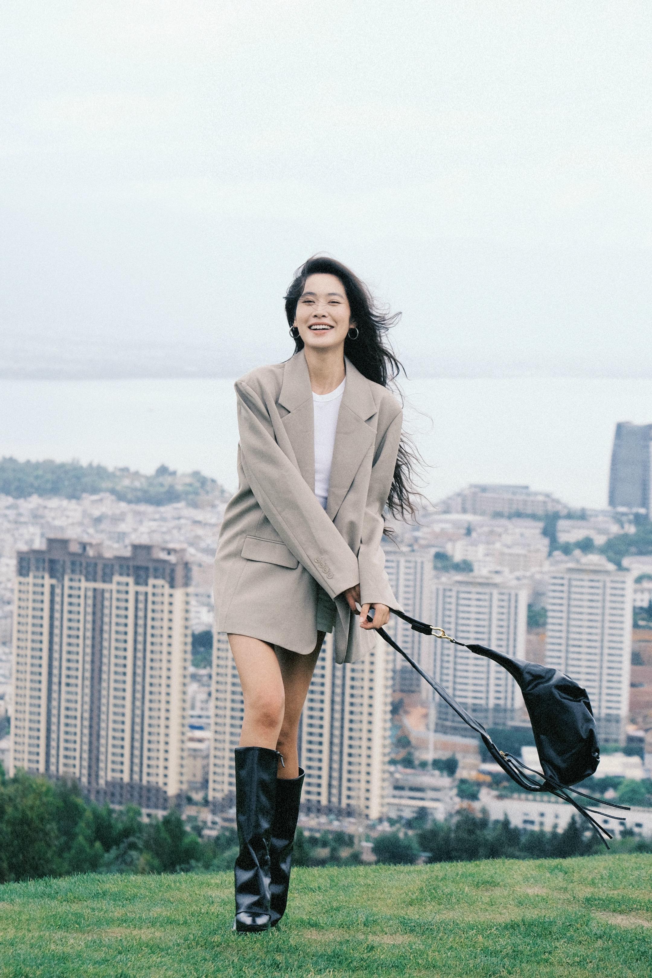 去山顶吹吹风。