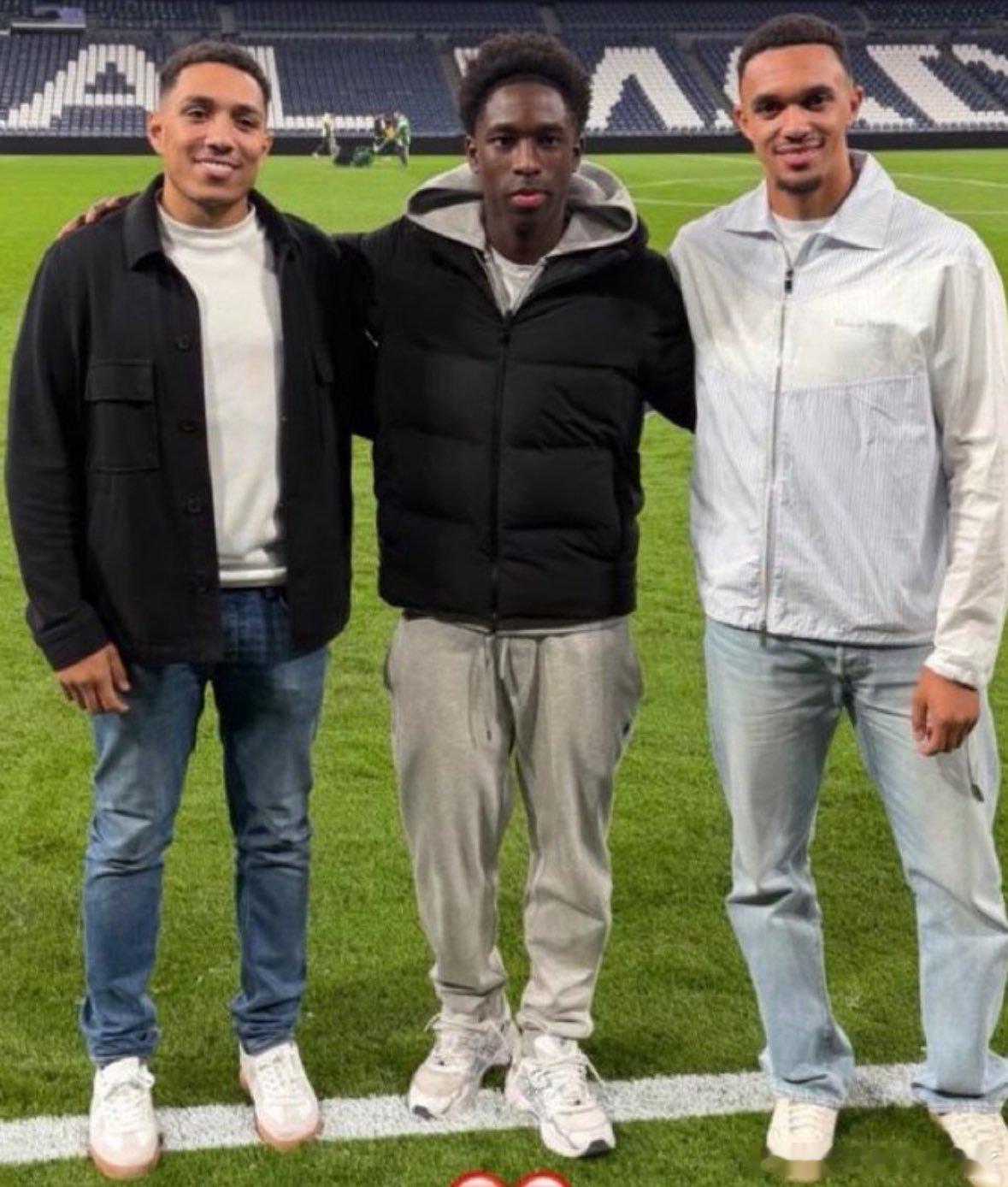 利物浦备受瞩目的青训新星约书亚·阿贝今日已前往皇家马德里。此前利物浦一直在试图与