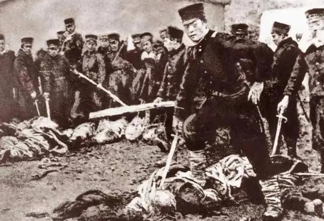 1894年，持续4天3夜的旅顺大屠杀中，一名日军正要对一位母亲施暴，2岁的女儿突
