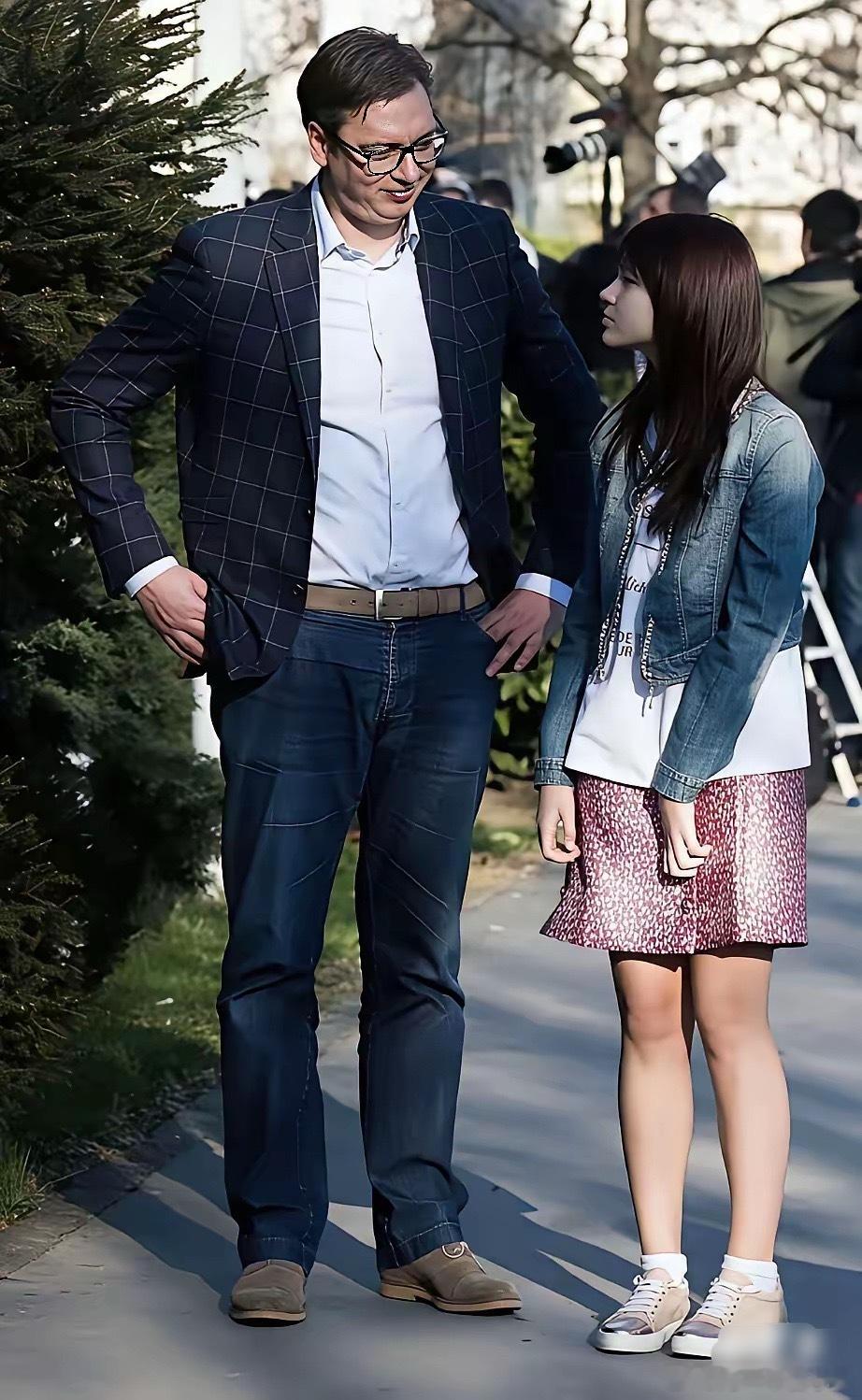 铁血柔情，武契奇。  但凡男人大都是女儿控，贝克汉姆就是典型，塞尔维亚总统武契奇