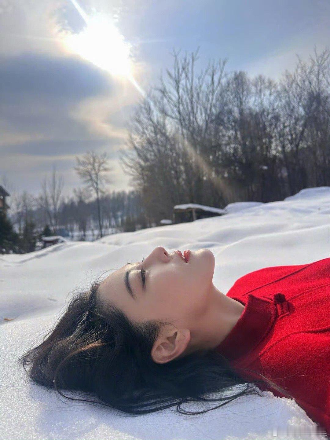 张馨予晒何捷为她拍的雪地大片 太美了！红衣配白雪[哇][哇][哇] 