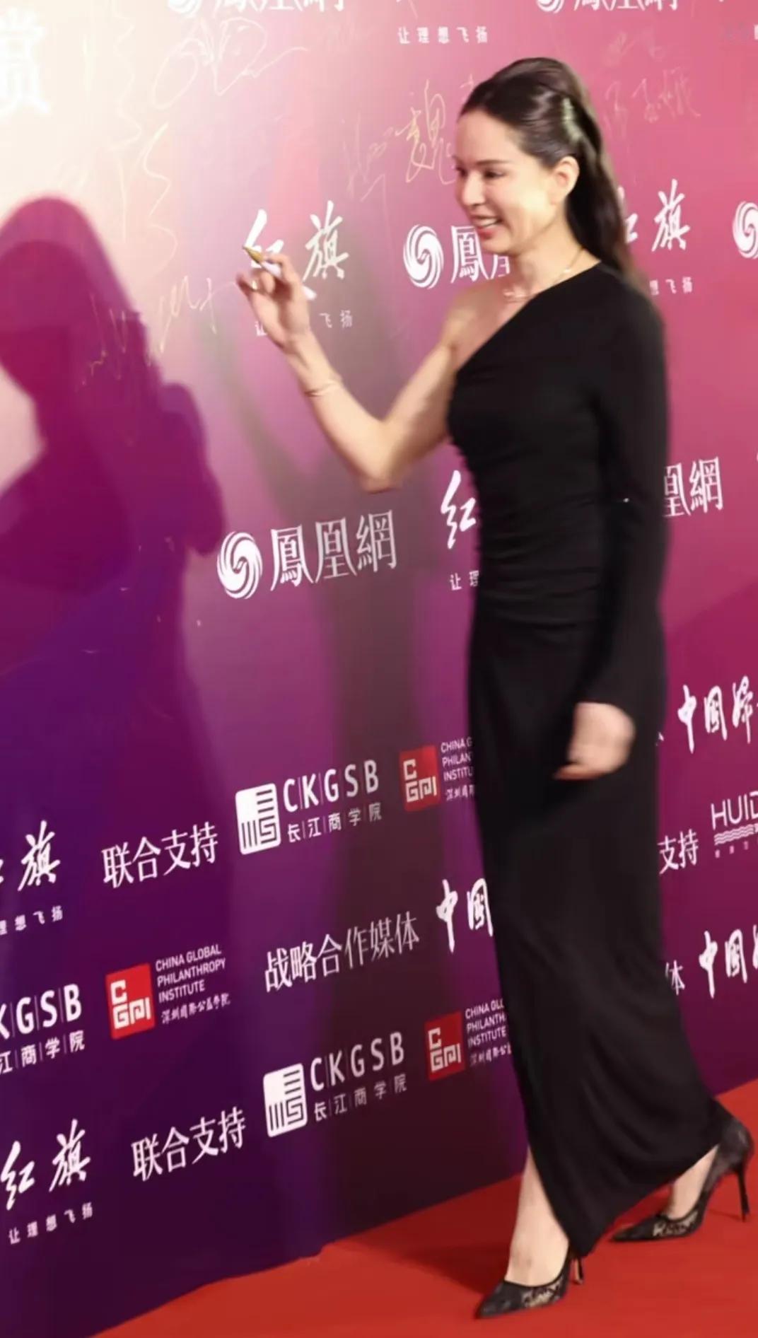 李若彤57岁状态，57岁这身材已经很牛逼了，没有小肚子！而且发量这么多！真漂亮，