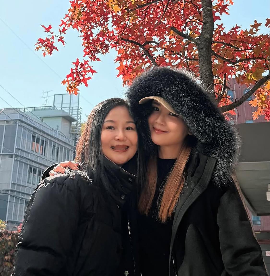 蔡卓妍和妈妈、还有朋友们，一起到首尔旅游赏红叶。阿sa妈妈好年轻！ 