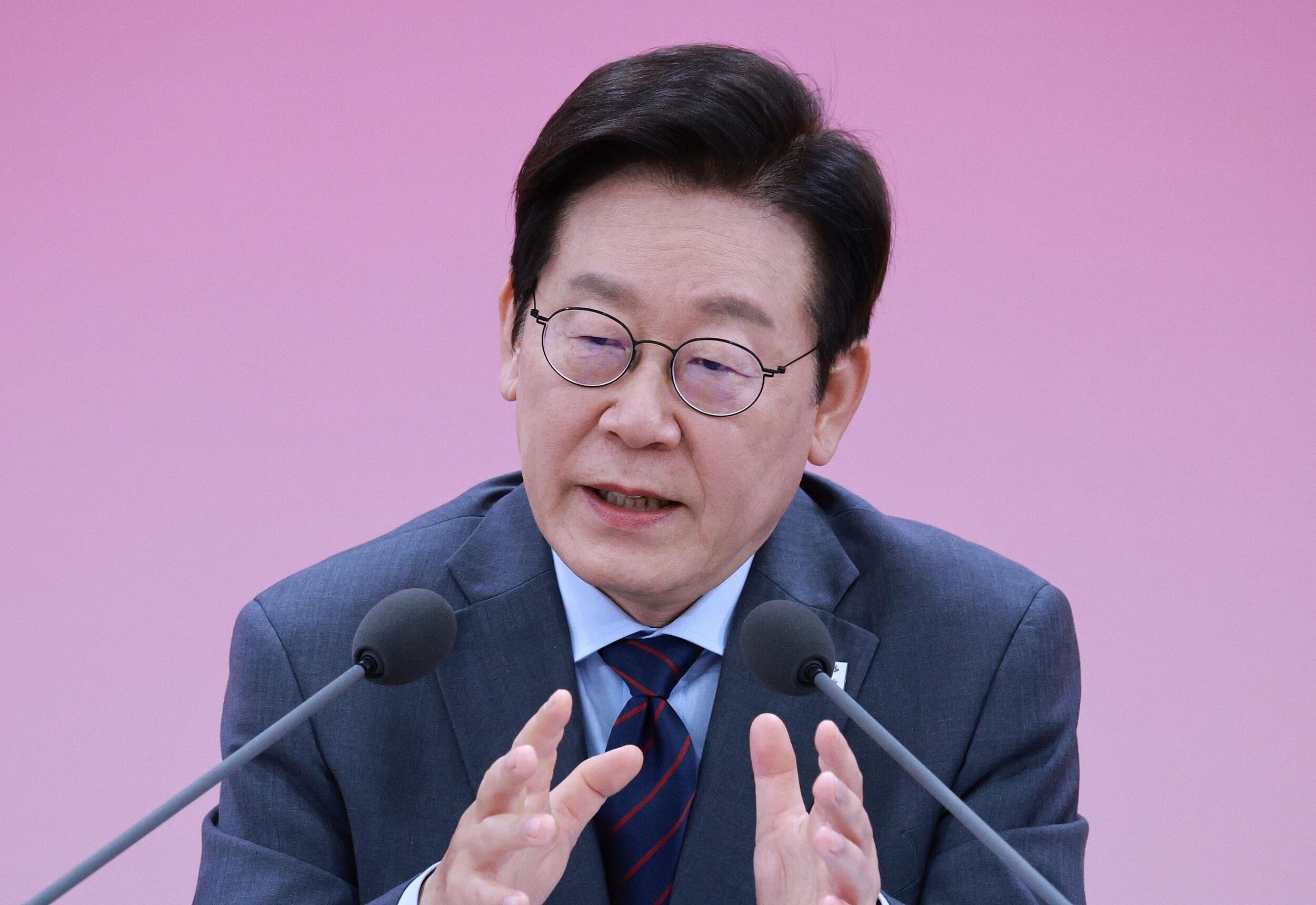 韩国总统李在明表示，尽管中韩存在意识形态差异，但不能将中国拒之门外。他坦言处理对