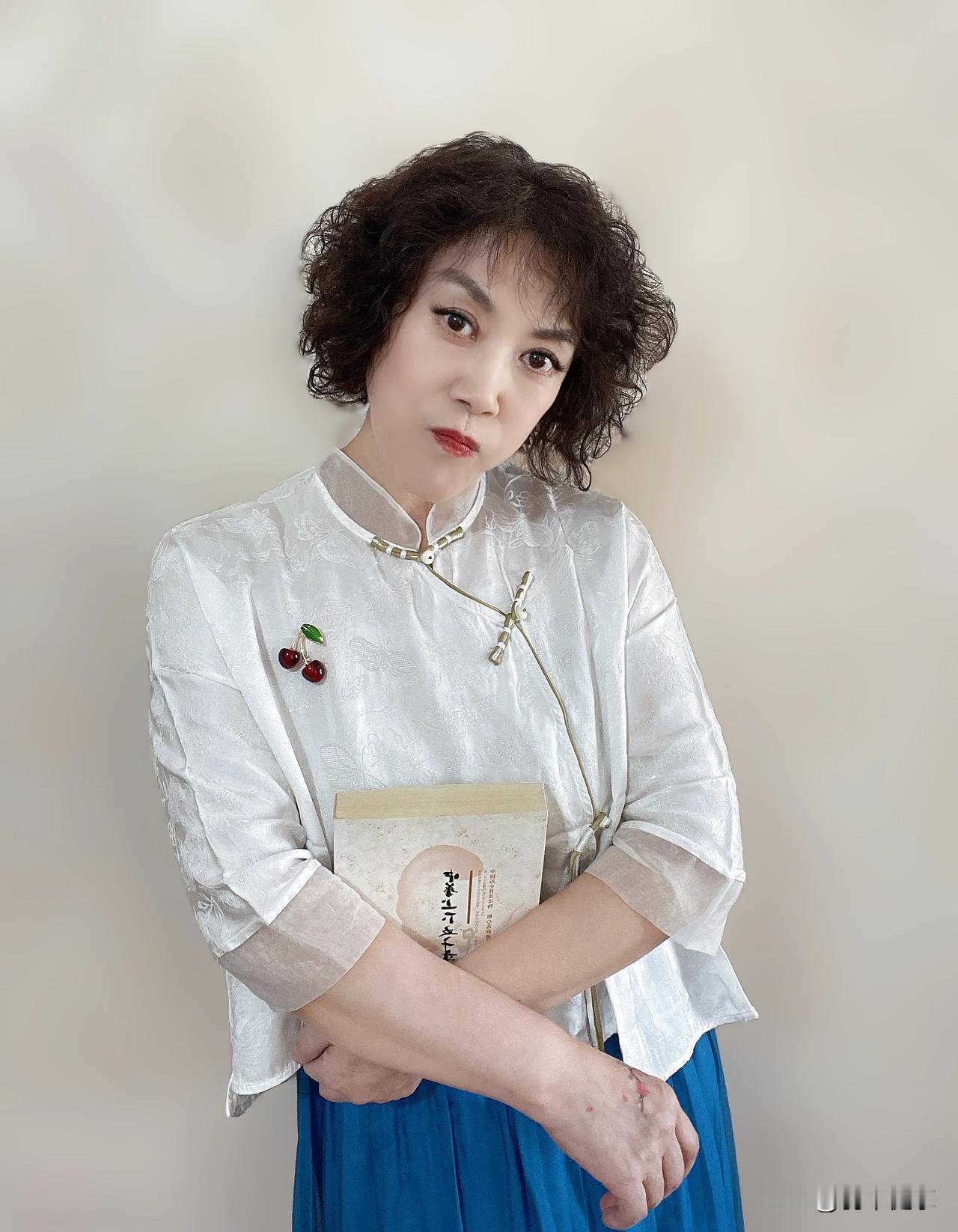 
与其出门挤挤挨挨，不如在家读本闲书[送自己一朵花]