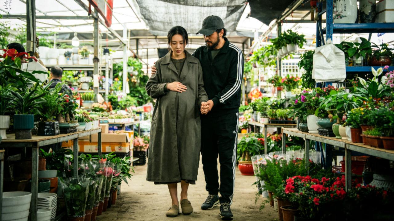 陈牧驰陪孕肚陈冰逛花鸟市场！胡子拉碴护妻狂魔，3年低调恋戳中"活人感"热潮
 