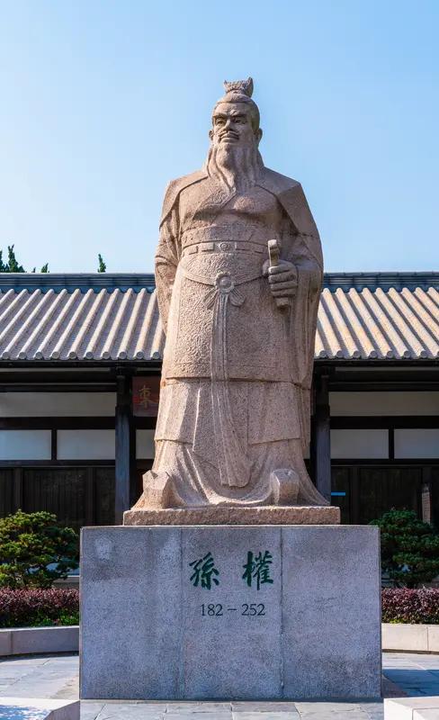 孙权不杀关羽只取荆州，其实有战略考量。当时孙吴不宣而战偷袭盟友蜀汉，本就失了道义