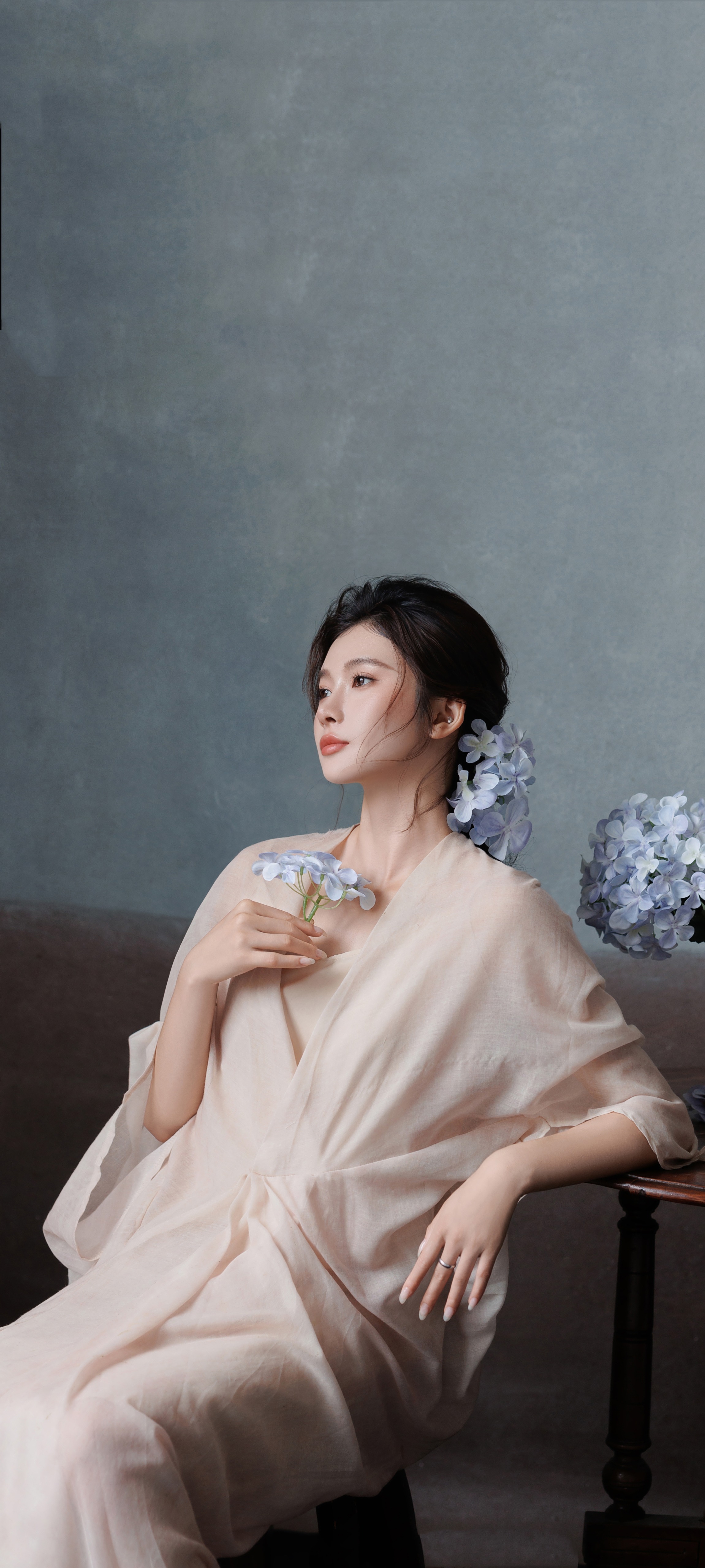 吴艳妮一组温柔穿搭壁纸：柔纱轻裹的光脚美人。吴艳妮