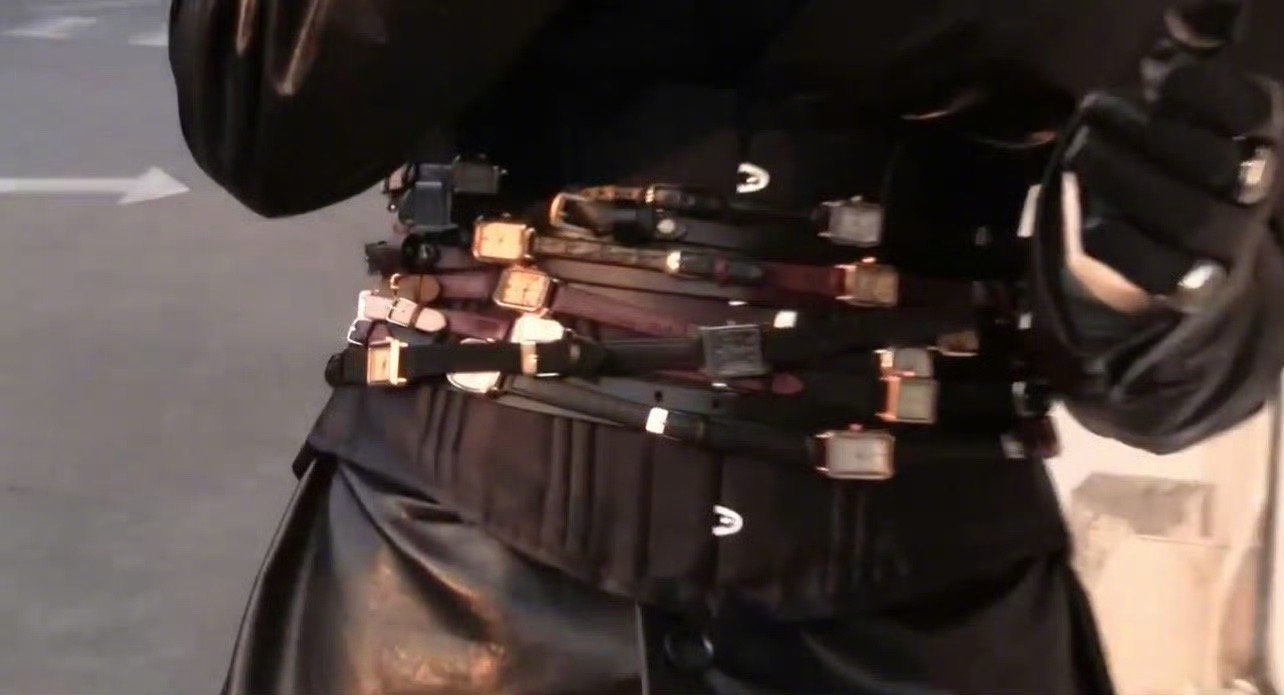 姚弛腰上全是手表 姚弛这社长造型真的太潮了，大皮衣配窄腰上的满排手表，时尚感直接