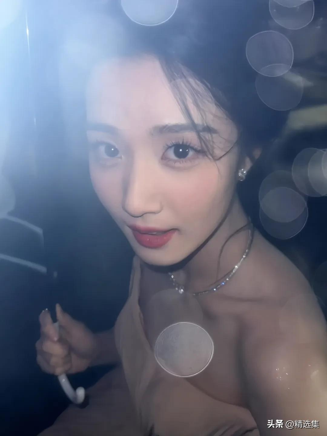 雾中美人影，灯下玉容生。