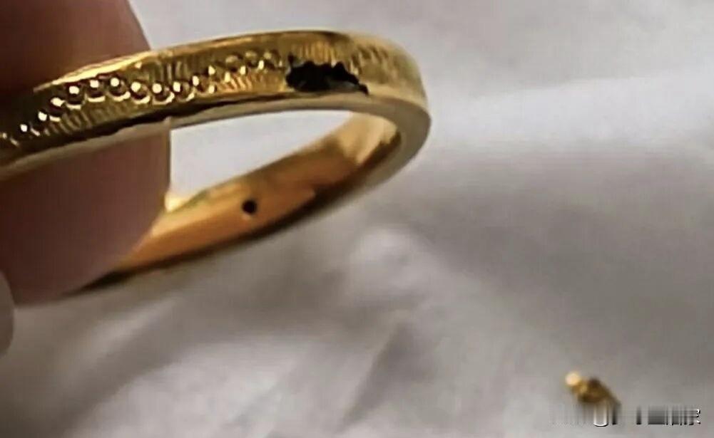 不知道这个还能修好吗，

看黄金都涨到金饰克价涨至1585元了，

我今天就本来