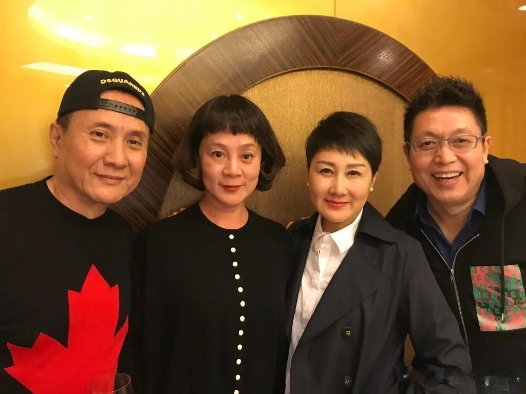 演员张凯丽这气质太好了，一头短碎发，特别显精神，她右边的是主持人王为念，就是不知