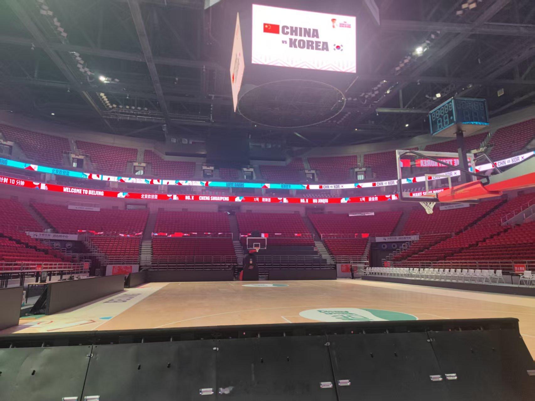 一晚过后，五棵松现场的场地，还有三天就能看球了！