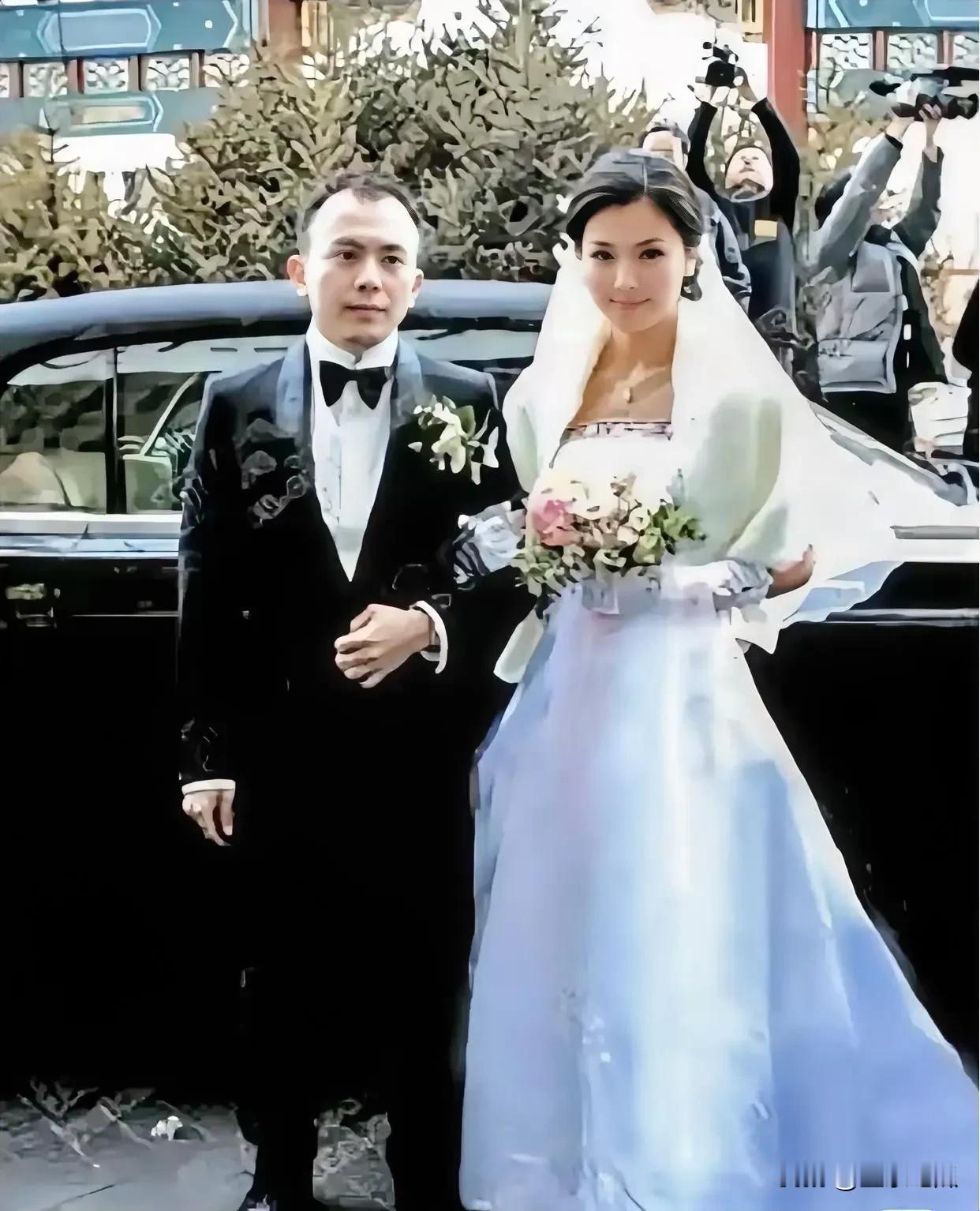 刘涛的幸福时刻令人动容。大婚当天，她被老公深情以待，本以为就此过上豪门阔太的生活