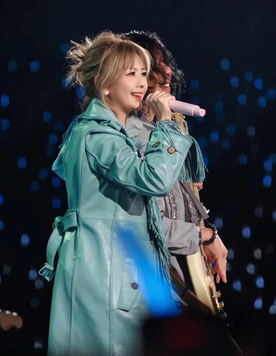 孙燕姿苏州丨麂皮流苏大衣好适合今天！
我的偶像是孙燕姿 孙燕姿燕窝 孙燕姿 孙燕